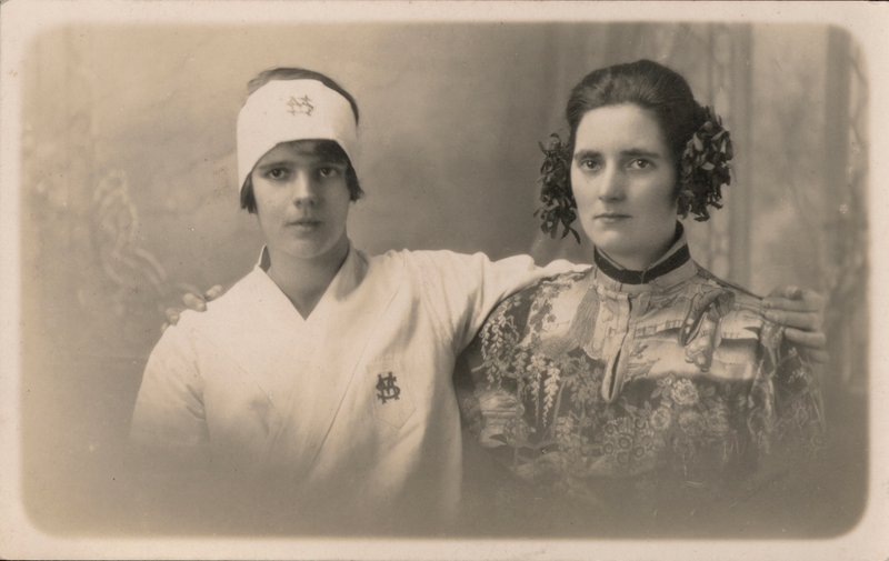 Dos mujeres jóvenes, abrazadas (foto en blanco y negro) de English Photographer