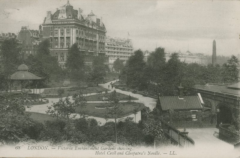 Jardines del Victoria Embankment, mostrando el Hotel Cecil y la Aguja de Cleopatra, Londres de English Photographer