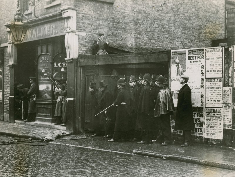 Winston Churchill en el Asedio de Sidney Street de English Photographer