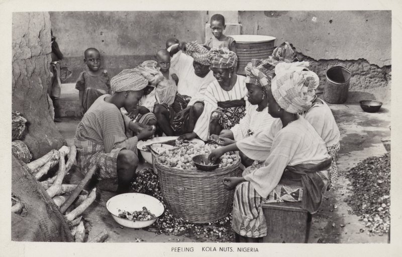 Mujeres pelando nueces de kola, Nigeria de English Photographer