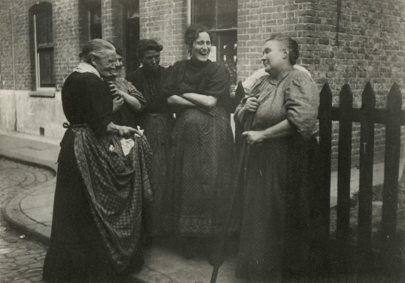 Mujeres hablando en la calle, Londres de English Photographer
