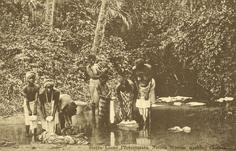 Mujeres lavando ropa en un río, Sierra Leona de English Photographer