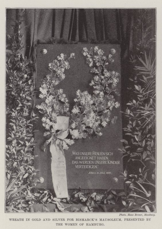 Corona en oro y plata para el mausoleo de Bismarck, presentada por mujeres de Hamburgo de English Photographer