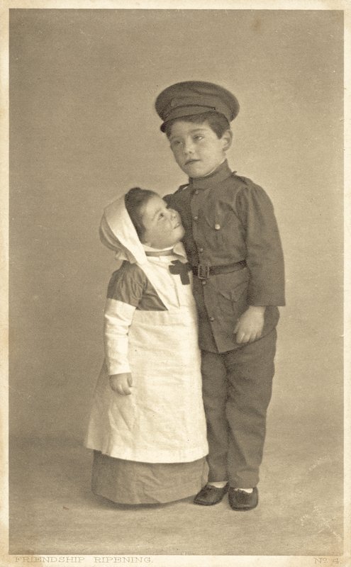 Niña y niño jóvenes jugando roles de la Primera Guerra Mundial de English Photographer