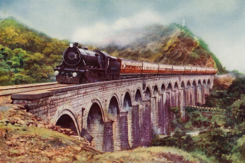 Locomotora de vapor 4-6-2 del Ferrocarril de Bombay, Baroda y la India Central transportando el Frontier Mail pasando sobre un viaducto entre Bombay y Delhi de English School