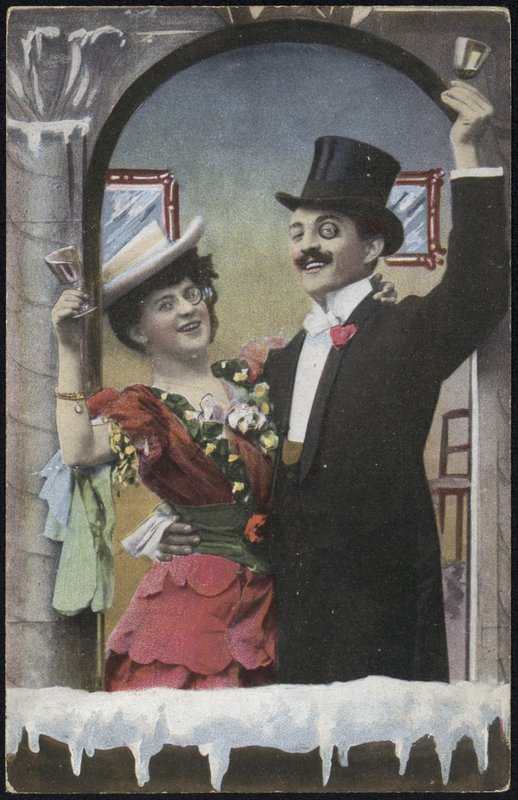Una pareja bien vestida riendo de English School