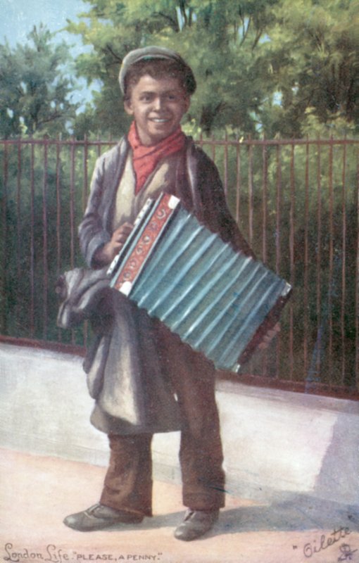 Niño tocando un acordeón de English School
