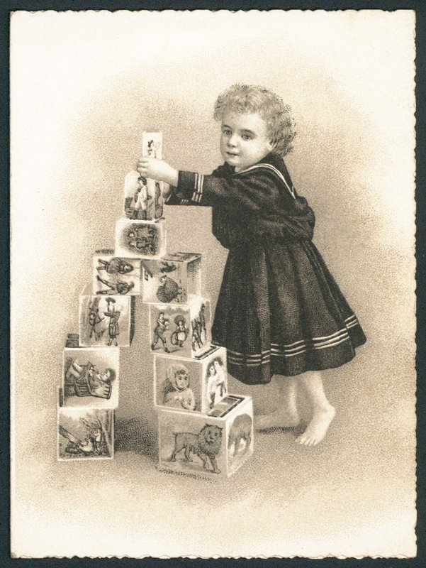 Niño jugando con bloques de construcción de English School