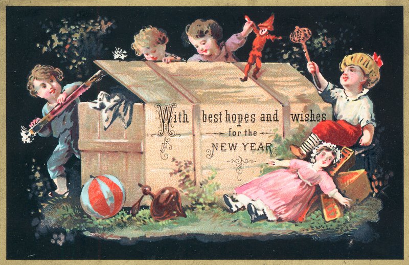Niños sacando juguetes de un cofre de madera de English School