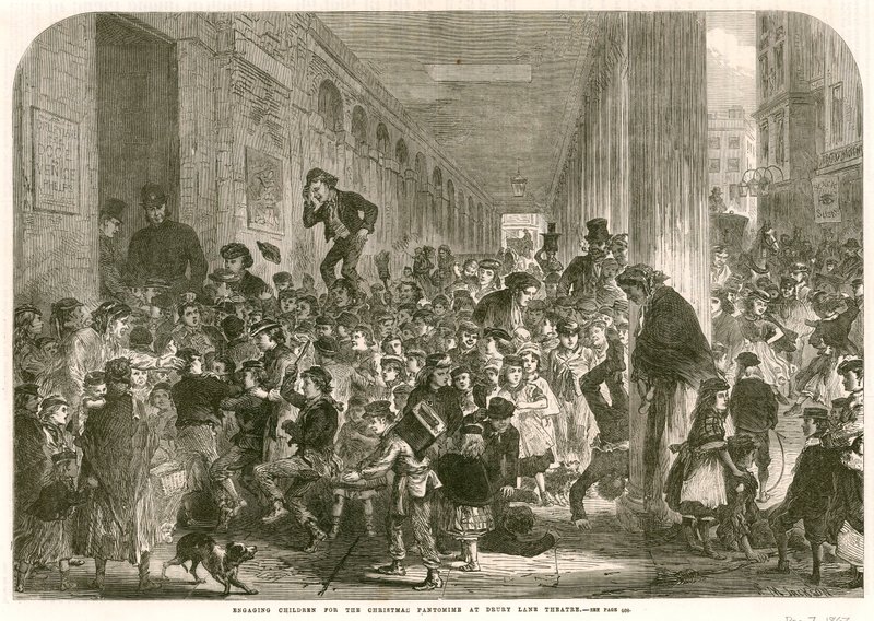 Niños participando en la pantomima navideña en el Teatro Drury Lane, Londres de English School