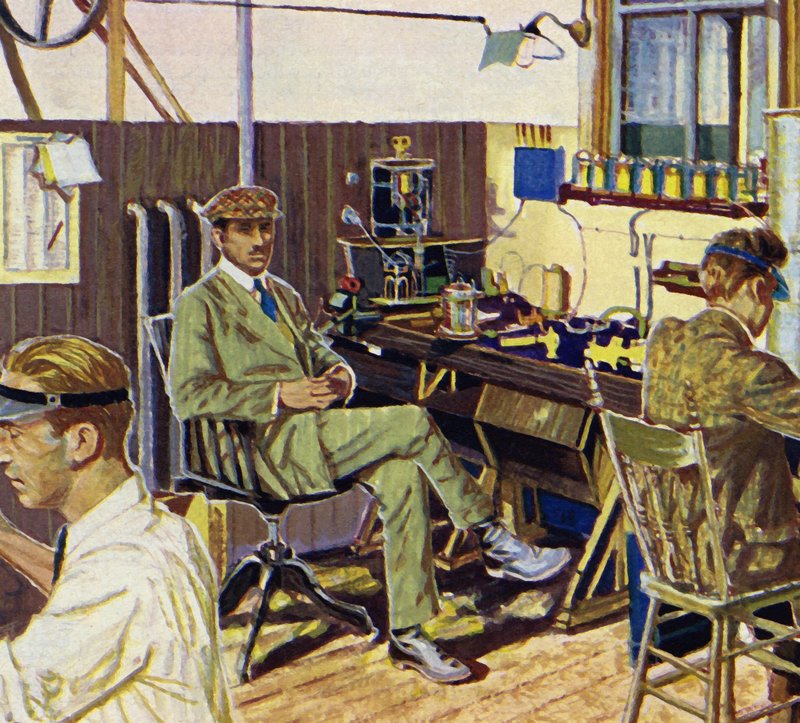Fred Royce montó una fábrica para fabricar equipos eléctricos de English School