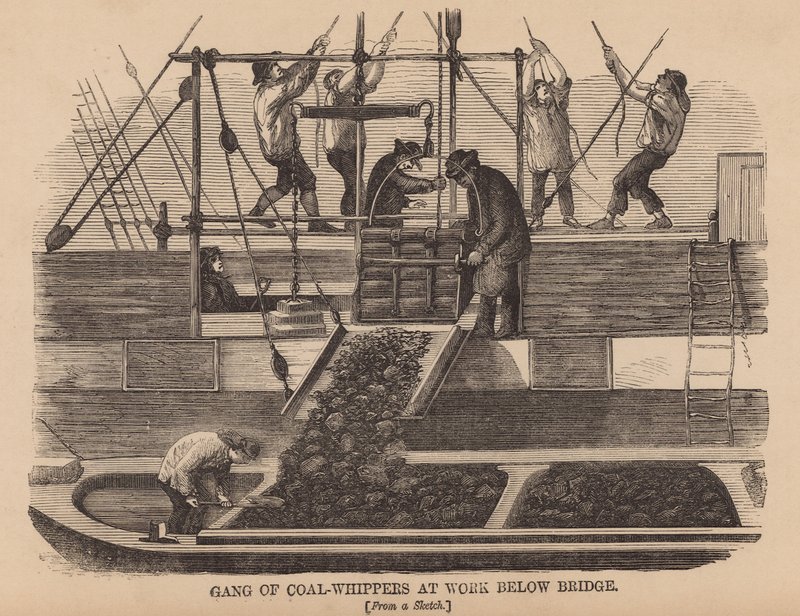 Cuadrilla de descargadores de carbón trabajando bajo el puente de English School