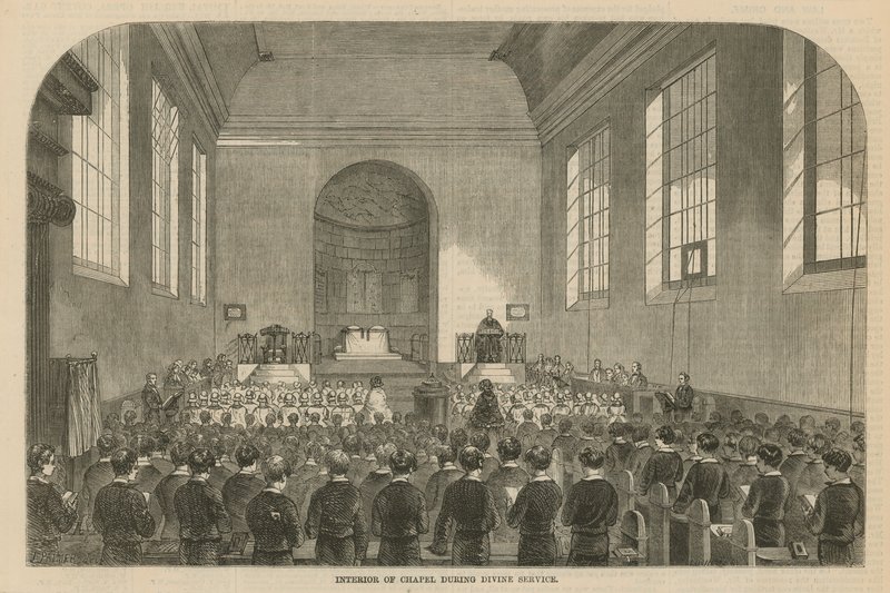 Interior de la capilla durante el servicio divino de English School