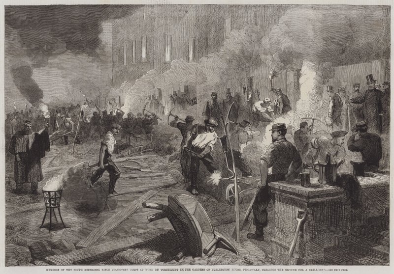 Miembros del Cuerpo de Voluntarios de Rifles del Sur de Middlesex Trabajando a la Luz de las Antorchas en los Jardines de Burlington House, Piccadilly, despejando el Terreno para el Cobertizo de Ejercicios (grabado) de English School