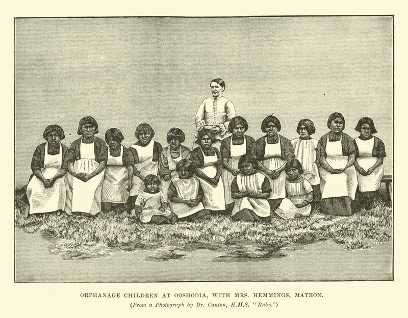 Niños del orfanato en Ooshooia, con la Sra. Hemmings, Matrona de English School