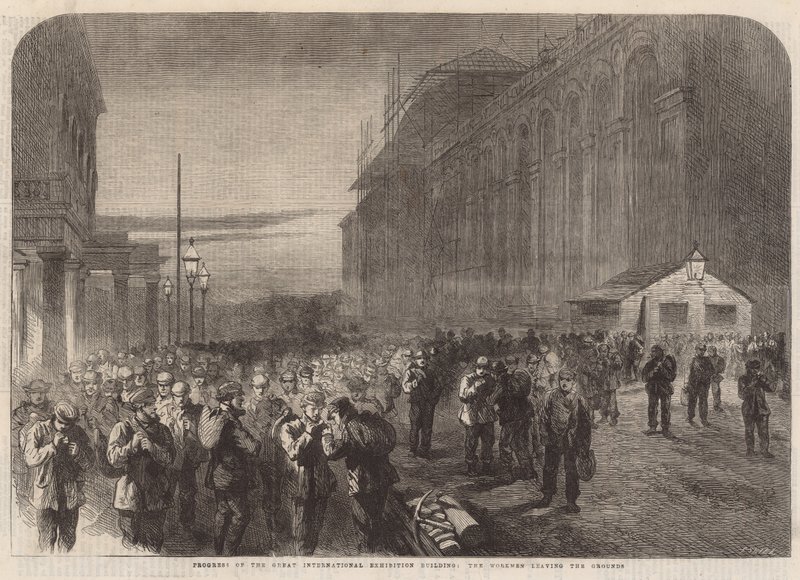 Progreso del Edificio de la Exposición Internacional: Los trabajadores saliendo del recinto de English School