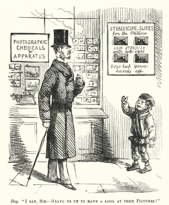 Caricatura de Punch: niño fuera de una tienda de fotografía pidiendo ser levantado para poder ver diapositivas estereoscópicas de English School