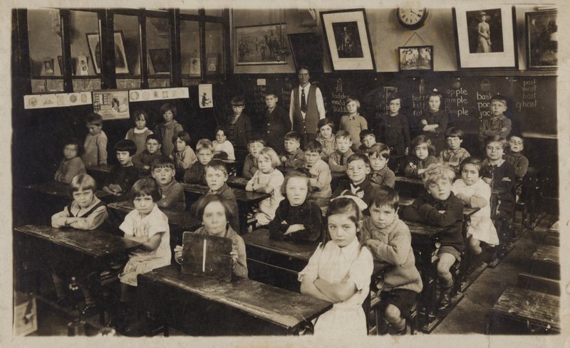 Escolares en su clase (foto en blanco y negro) de English School