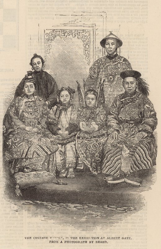 La familia china en la exposición en Albert Gate de English School