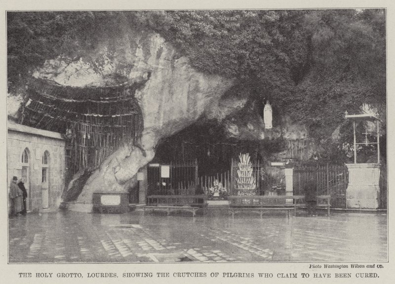 La Santa Gruta, Lourdes, mostrando las muletas de los peregrinos que afirman haber sido curados de English School