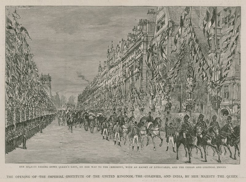 El Instituto Imperial: Su Majestad pasando por Queens Gate en su camino a la ceremonia de apertura, con una escolta de Guardias Reales y tropas indias y coloniales de English School