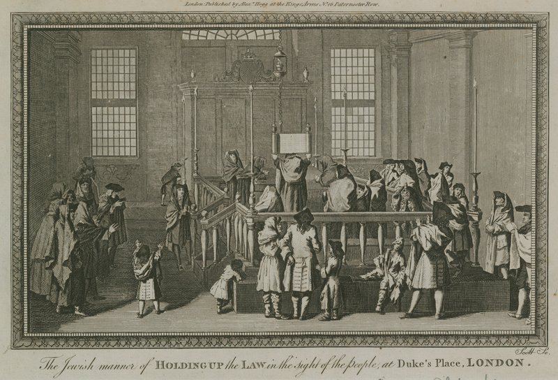 El medio judío de sostener la Ley a la vista del pueblo en Dukes Place, Londres de English School