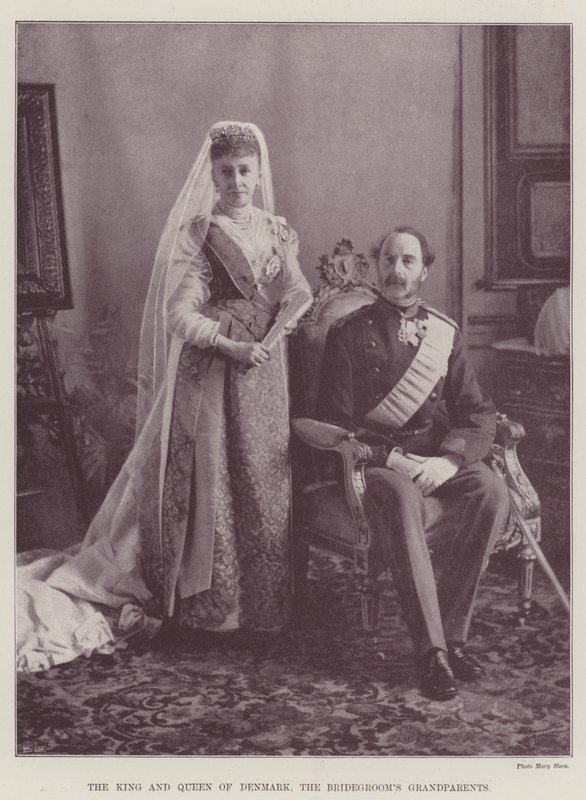 El Rey y la Reina de Dinamarca, los abuelos del novio de English School