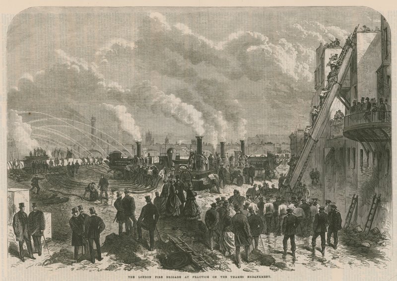 La Brigada de Bomberos de Londres en práctica en el Embankment del Támesis de English School