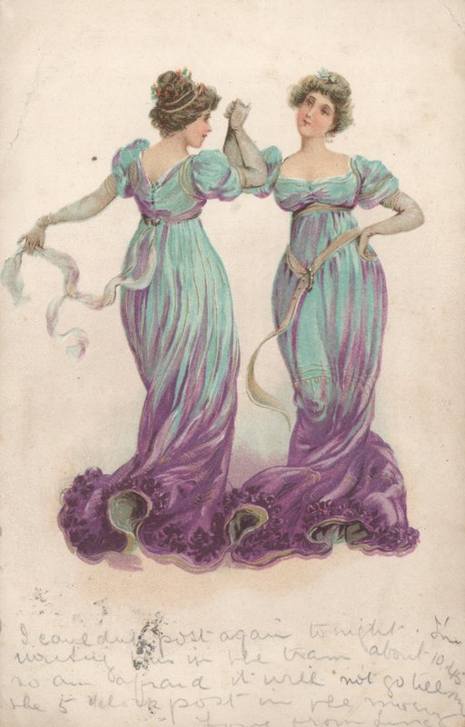 Dos mujeres bailando con vestidos largos a juego en azul y púrpura de English School