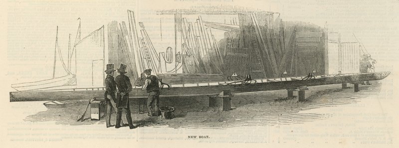 Dos hombres inspeccionando un nuevo bote en construcción de English School