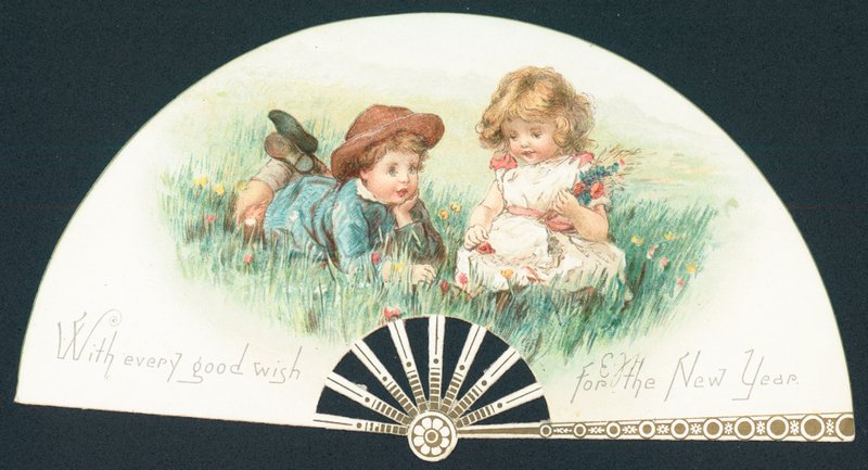 Niña y niño jugando en la hierba de English School