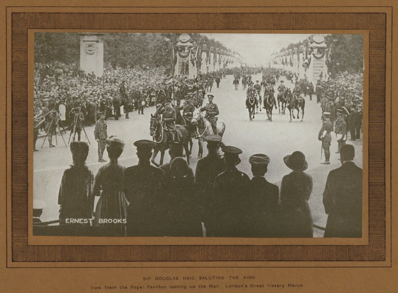 Celebraciones de la victoria en Londres en 1919, Sir Douglas Haig saludando al rey de Ernest Brooks