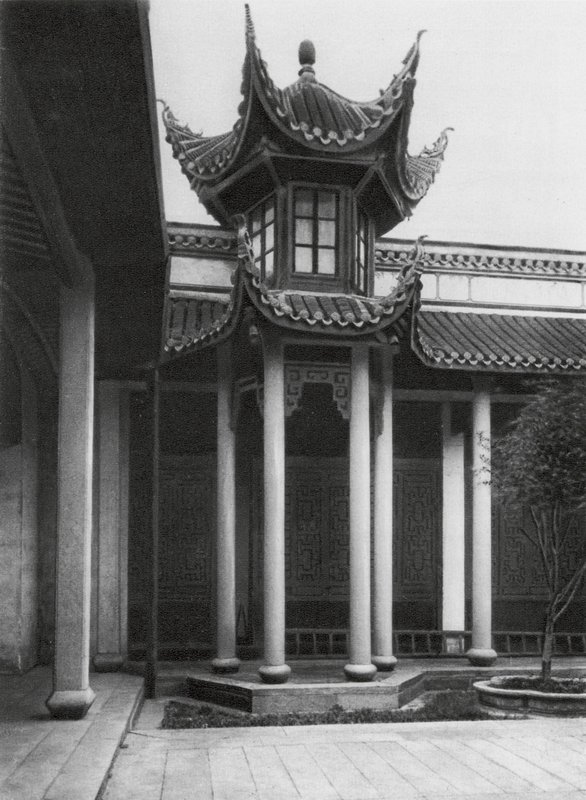 Changshafu, Chen kia tze tang, Hunan, Templo ancestral de la familia Chen, Campanario en el patio principal (foto b/n) de Ernst Boerschmann