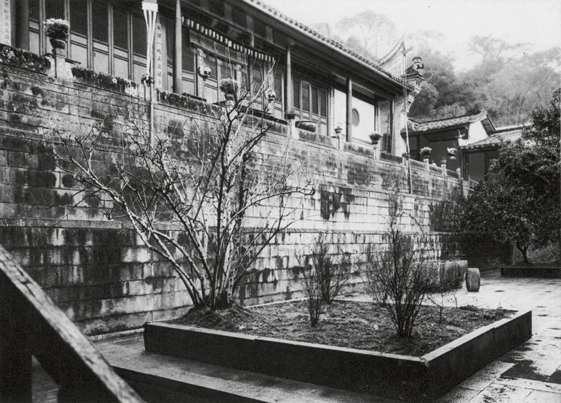 Fuchou, Ku shan, Yung tsuan sze, Fukien, Sala de Oración del Monasterio de la Fuente Corriente en la Montaña del Tambor, cerca de Fuchou (fotografía en blanco y negro). de Ernst Boerschmann
