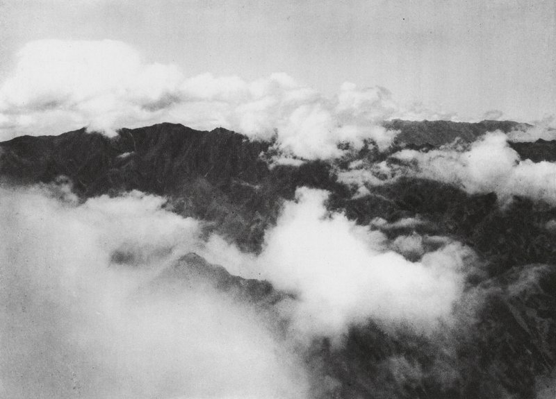 Hua shan, Pai yun, Shensi, Nubes blancas rodean la cima del Monte Sagrado (foto b/n) de Ernst Boerschmann