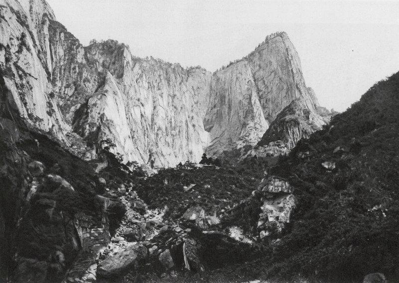 Hua shan, Shensi, El cilindro del Monte de los 5 Picos, Pico Medio y Pico Occidental (foto b/n) de Ernst Boerschmann