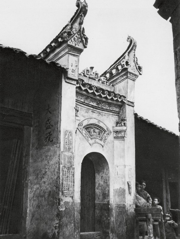 Hunan, Entrada de la casa (foto en blanco y negro) de Ernst Boerschmann