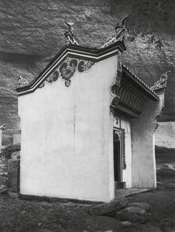 Ichangfu, Lung wang tung, Hupei, Sala de la Puerta del Templo del Rey Dragón (foto en blanco y negro) de Ernst Boerschmann