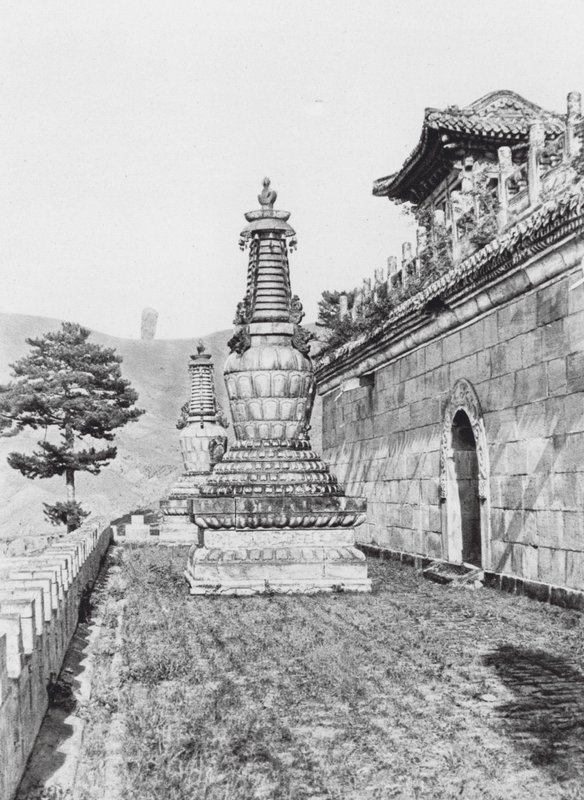 Jehol, Pu lo sze, Chihli, Terraza en el Monasterio Lama Pu lo sze (foto b/n) de Ernst Boerschmann
