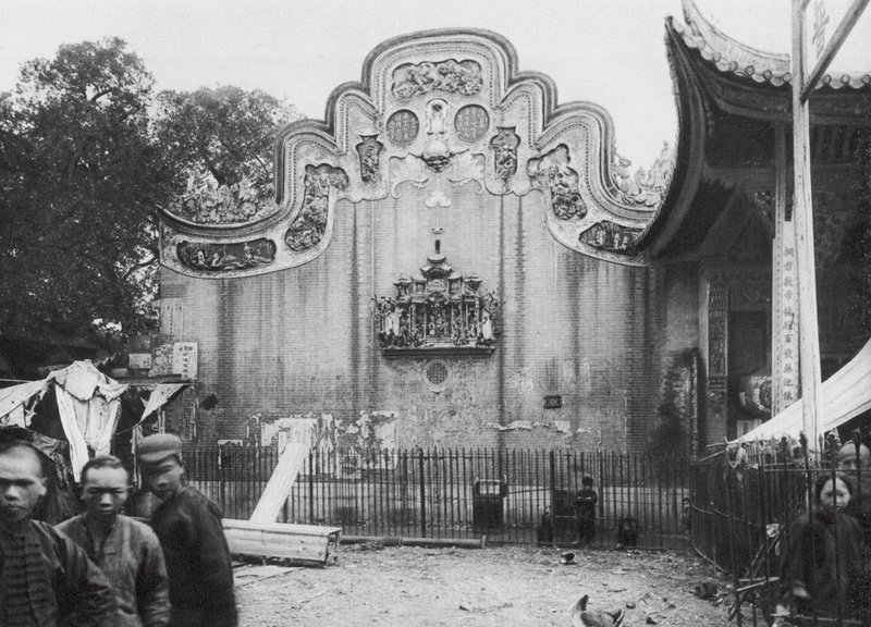 Kuangchou, Kuangtung, Templo del Dios de la Medicina, frontón que da a la calle (fotografía en blanco y negro) de Ernst Boerschmann