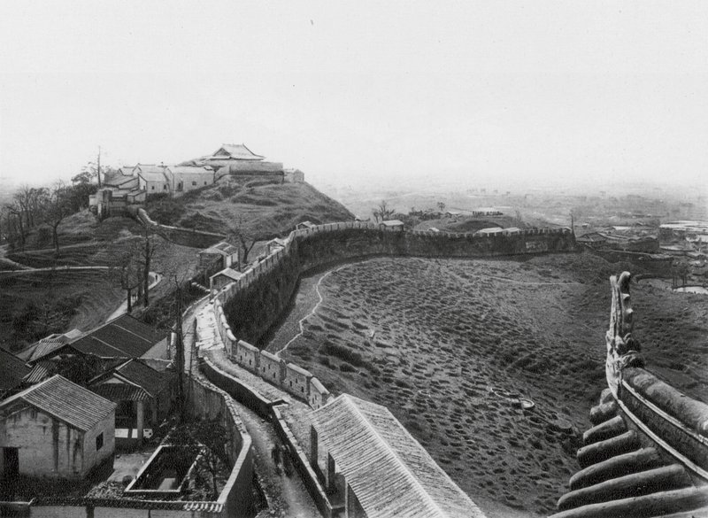Kuangchou, Kuanyin shan, Kuangtung, Vista desde la torre norte de la muralla norte de la ciudad y la colina Kuanyin (foto en blanco y negro) de Ernst Boerschmann