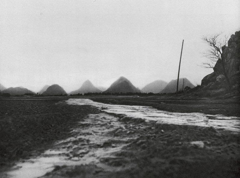 Kuangsi, montañas cónicas al norte de Kueilinfu (foto b/n) de Ernst Boerschmann