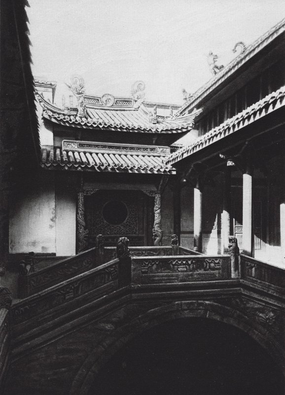 Ningpo, Fukien hui kuan, Chekiang, explanada del Fukien Club (foto en blanco y negro) de Ernst Boerschmann