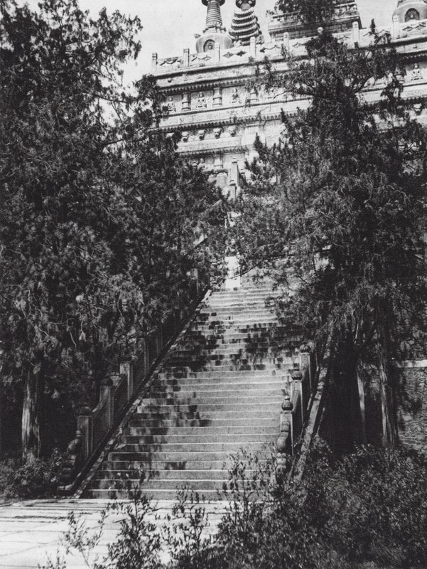 Pekín, Si shan, Pi yun sze, Chihli, Colinas occidentales cerca de Pekín, Escalinata de la Pagoda de Mármol (foto en blanco y negro) de Ernst Boerschmann
