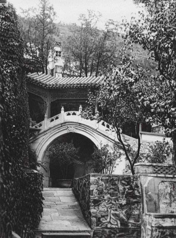 Pekín, Si shan, Shih tze wo, Chihli, Jardín del monasterio en las montañas occidentales (fotografía en blanco y negro) de Ernst Boerschmann