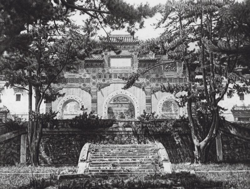 Pekín, Si shan, Tsing i yuan, Chihli, Puerta acristalada de colores en las colinas occidentales cerca de Pekín (foto en b/n) de Ernst Boerschmann