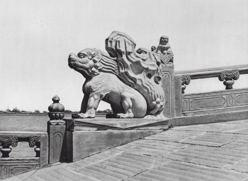 Pekín, Wan shou shan, Chihli, Final del puente del Palacio de Verano (foto en blanco y negro) de Ernst Boerschmann