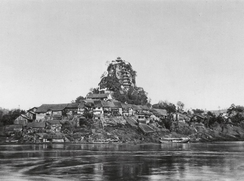 Shih pao chai, Wan yin shan, Szechuan, Pueblo y Roca Sagrada a orillas del Yangtsé (foto b/n) de Ernst Boerschmann