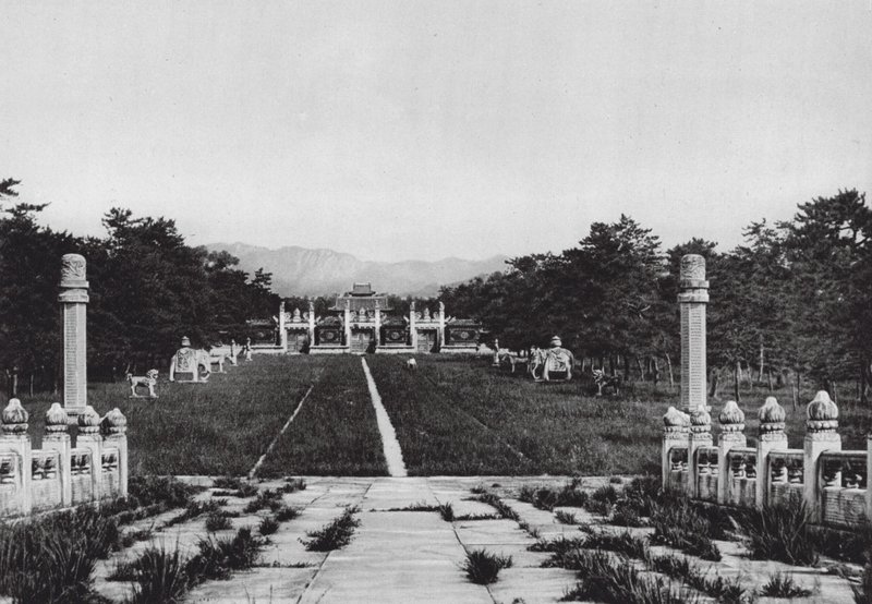 Siling, Chihli, El camino de los espíritus visto desde el puente (foto b/n) de Ernst Boerschmann