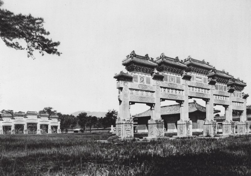 Siling, Chihli, Tumbas Imperiales Occidentales de la Dinastía Manchú, Entrada principal (fotografía en blanco y negro) de Ernst Boerschmann